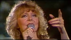 Helena fibingerová (71) vrhla koulí do neuvěřitelné vzdálenosti 22 metrů a 50 centimetrů. Hana Zagorova Vim Malo Live 1984 Youtube
