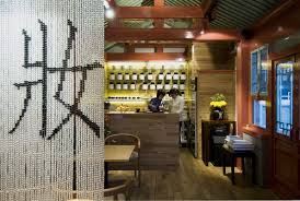 Positioning them along the roof's dripline allows rainfall to pour freely onto soil around the plants. Tea Garden åå«è¶é¢ The Beijinger