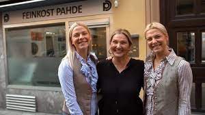 Valentina pahde was born on october 4, 1994 in munich, bavaria, germany as valentina victoria pahde. Valentina Cheyenne Pahde Die Twins Teilen Susses Familienfoto Mit Ihren Eltern