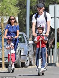 Gareth bale presentó a su segunda hija a todos sus seguidores a través de una foto en sus redes sociales. Gareth Bale Enjoys Some Quality Family Time With His Fiancee Emma Rhys Jones And Their Daughters Daily Mail Online