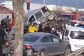 Refüjdeki elektrik direğine çarparak durabilen tir kazası, maddi hasarla atlatıldı. Jfmehq3wwdtp9m