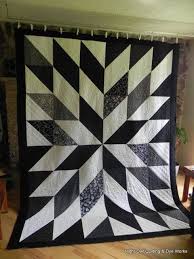 Black And White Quilt Patterns Oh No Not Carmen S Quilts Here S The Link Sorry Carmen Aka Carmen S Quilts Http Nightowlquilting Blogspot Com 2013 06 B Owl Quilt Quilts Triangle Quilt