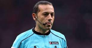 Es wird angezeigt, welche ergebnisse vereine unter diesem schiedsrichter erreicht haben. Cuneyt Cakir Maclara Cikmadan Once Saclari Icin Toz Kullaniyor Dailymotion Video