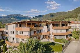 Dispone di tre stanze, divise in due matrimoniale e una stanza con letto matrimoniale e letto singolo con letto estraibile, 2 bagni. Apartments Andreas Riscone Reischach Plan De Corones Kronplatz