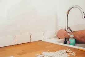 Jan på kjøkkenet trengs et gulv som tåler hverdagens utfordringer. Hvordan Legge Fliser Gjor Det Enkelt Selv Vestly Vedlikehold