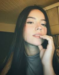 23 anos Moro com meus pais Adoro cozinhar Não fumo Amo café Treino todos os  dias Faço faculdade Não tenho filhos