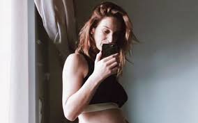 Sara prata apresenta a filha amélia. Sara Prata De Cuecas E Sutia Mostra Barriguinha De Cinco Meses Tentar Manter O Animo Leve Nova Gente