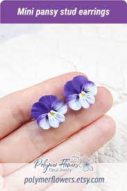 Mini Pansy Stud Earrings Realistic Flower Earrings Miniature Etsy In 2020 Floral Studs Botanical Earrings Stud Earrings