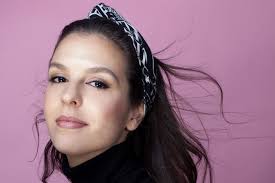 Conheça mais sobre a maquiadora caxiense radicada em Paris, Manuela Horn