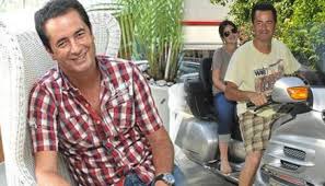 Ağabeyinin okula gitmesini kıskandığı için 5 yaşında okula başlamıştır. Acun Un Kizi Patron Oluyor