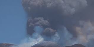 Tempo di lettura 21 secondi per tutti. Fine Pausa L Etna Torna In Attivita Lasiciliaweb