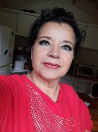 Introduction of a language teacher and singer in the Dominican Republic