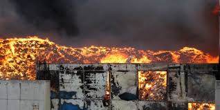 Σύμφωνα με πληροφορίες, η φωτιά εκδηλώθηκε στον προαύλιο χώρο του κτιρίου που . Foboi Gia To3iko Nefos Meta Th Megalh Fwtia Ston Aspropyrgo Trikalaidees Gr Trikala Idees