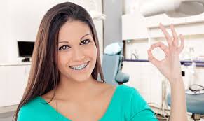 Se hai messo da poco l'apparecchio ortodontico oppure è stato stretto recentemente, è probabile provare parecchio dolore durante i primi giorni. Apparecchio Denti Per Adulti E Bambini Tipologie Opinioni E Costi Clinica Del Benessere Dentale