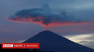 Kalian bisa memilih warna gunung merapi meletus dengan warna merah. Selain Gunung Agung Gunung Berapi Mana Lagi Yang Harus Diwaspadai Bbc News Indonesia