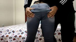 Meine Stiefschwester bittet mich, ihr zu helfen, ihre Hose auszuziehen, und  ich nutze die Gelegenheit, meine Hand auf sie zu legen und ihren Arsch zu  greifen