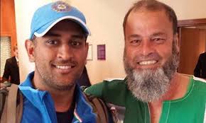 Pakistan fan Mohammed Bashir receives ticket from MS Dhoni