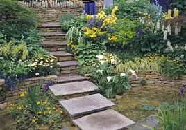Einen kleingarten gestalten ist oft eine herausforderung für gärtner, denn es gibt nie genug platz für alles. Kleiner Garten 10 Ideen Zur Platzsparenden Gartengestaltung Plantura