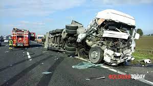 Incidente in moto a campotosto, perde la vita un 31enne offidano. Incidente In A14 Scontro Tra Camper E Camion Traffico Tra Castel San Pietro E San Lazzaro