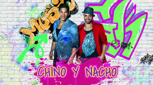 Richy peña chino y nacho esta canción nació de un pensamiento es así y yo sólo pienso en ti mi niña bonita mi amor oye tú reconoces un hit cuando lo oyes lo que siento por ti es ternura y. Chino Y Nacho Juntos Otra Vez En El Escenario De Premios Juventud 2021 Premios Juventud Univision