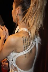 .arsenal ile sözleşmesi sene sonunda bitecek olan mesut özil hakkında soruları cevapladı. Unlulerin Dovmelerinin Anlamlari