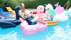 Bouees Geantes Dans La Piscine Elles Sont Pour Vous Youtube