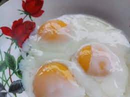 Setelah panas, masukan bawang putih, bawang bombay dan cabai. Sediakan Telur Separuh Masak Confirm Sempurna Hanya Dengan 3 Langkah Keluarga