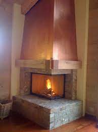 Habillage hotte cheminée habillage de la hotte cheminée à foyer fermé une fois que le caisson de hotte est terminé que les murs sont bien isolés et que le tubage est en place on peut commencer l 39 habillage qui vient fermer le tout dans 5 idées pour relooker sa cheminée. Cheminee Avec Hotte En Cuivre A Morgins Art Feu