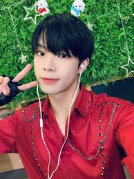 Dongheon In 2020 Korean Idol Jellyfish Entertainment Reality Show