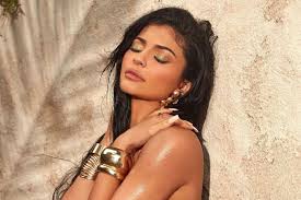 Ela passou muito tempo em nova york, por isso agora decidiu que era hora de se. Kylie Jenner Heats Up Instagram With New Kylie Skin Summer Video Celebrity Insider