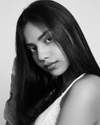 EMILY CHACÓN Categoría: TEEN Género: Femenino País: Colombia Estatura:  1.63cm Busto: 85cm Cintura: 64cm Cadera: 89cm Camisa: S Pantalón: 6 Color  de ojos: Café Cabello: Castaño Oscuro Calzado: 37 Talento: Fotografia,  Pasarela