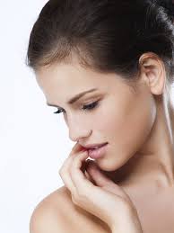 Tienen el aspecto de unas pecas grandes y van aumentando en cantidad, tamaño y color.aparecen también a causa del envejecimiento de la piel en la frente, escote, antebrazos, dorso de las manos, hombros y espalda y son una manifestación del daño solar crónico (se acumula a lo largo de la vida). Manchas Solares Hay Solucion