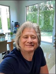 A newer photo of Steve Perry!