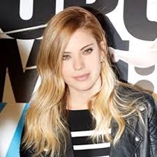 Gencecik yaşına rağmen hayatından sıkılmıştır. Eda Ece Net Worth