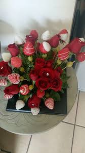 Arreglo De Fresas Decoradas Con Chocolate Y Rosas Naturales By Kika Carlon Floristeria Delicatessen Fruit Arrangements Valentine Treats Edible Arrangements