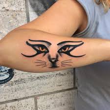 45 Unglaubliche Agyptische Auge Von Ra Tattoos Designs Bedeutungen Sonnengott Horus 2018 Cat Eye Tattoos Eye Of Ra Tattoo Egyptian Cat Tattoos