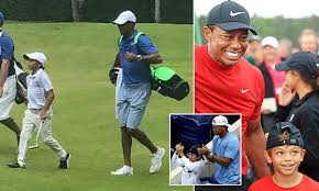 Ünlü golf sporcusu tiger woods'a ilişkin son dakika. Tiger Woods Son Charlie Steals The Show At Junior Tournament As Golf Star Acts As His Caddy Daily Mail Online