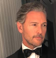 Come prendersi cura dei capelli grigi in poche mosse · per evitare che succeda, bisogna utilizzare ogni volta che ci si lava i capelli uno . Gli Uomini Brizzolati Piu Belli Di Sempre Capellistyle Moda Capelli Uomo Capelli Brizzolati Uomo Capelli Grigi