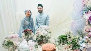 Yuna got engaged to malaysian director, adam sinclair, younger brother of the late actor ashraf sinclair and actress aishah sinclair on 6 august 2017. Yuna Engaged To Malaysian Director Adam Sinclair Rilek1corner