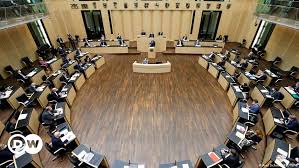Die gesetzliche grundlage dafür passiert zwar den bundestag, erhält im bundesrat. Corona Notbremse Kann In Kraft Treten Aktuell Deutschland Dw 22 04 2021