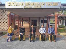 Ia berhenti berdekatan pada 07.19. Sekolah Menengah Teknik Kuala Lumpur ObÑ˜ave FeÑ˜sbuk