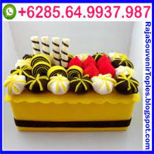 Berbagai persiapan menyambut hari raya pun sudah mulai dilakukan, seperti membuat kue hingga memberi hadiah berupa parcel lebaran untuk orang terkasih. Pin Di 081249362824 Kotak Tisu Flanel Lebaran Kotak Tisu Flanel Lucu Kotak Tisu Flanel Mawar