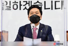 더불어민주당 지도부가 28일 청와대 인사검증 시스템을 공개 비판했다. ê¹€ê¸°í˜„ ê¹€ì™¸ìˆ™ì€ ì¸ì‚¬ì°¸ì‚¬ ì œì¡°ê¸° æ–‡ ê²½ì§ˆí•´ì•¼ ì¤'ì•™ì¼ë³´