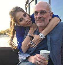 Мне кажется, сама я — достаточно открытый человек для того, чтобы прочувствовать каждую семью и каждую ситуацию в отдельности. Yuliya Baranovskaya Prokommentirovala Sluhi O Romane S Aleksandrom Gordonom Starhit Ru