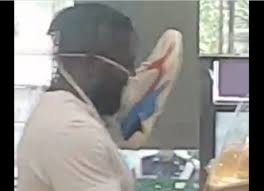 Kocak Pria Ini Pakai Masker Dari Sepatu Tangkal Virus Corona