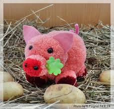 Glucksschwein Aus Pompon Gebastelt Glucksschweinchen Basteln Bommel Machen Basteln Neujahr