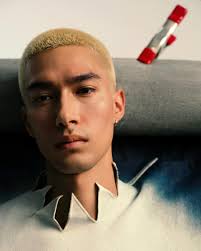 Ca sĩ @mikah đã mặc sáng tạo của @edentan_'s cho sự kiện 'Lực lượng thời  trang' 2024 của voguechina. Chụp bởi Chen Lingyin #mika #mikah #米卡 #米卡mika  #mika米卡 #voguechina #forcesoffashion #vogue时尚之力盛会