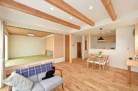 小上がりの和室と繋がる広々リビングに家族が集う快適な木の家 寺島製材所の写真集 リビング 畳 小上がり 家 小上がり 畳