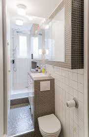 Petite Salle De Bains 33 Idees Pour La Decorer Et L Amenager En 2020 Salle De Bains Etroite Plans Petite Salle De Bain Petite Salle De Bain