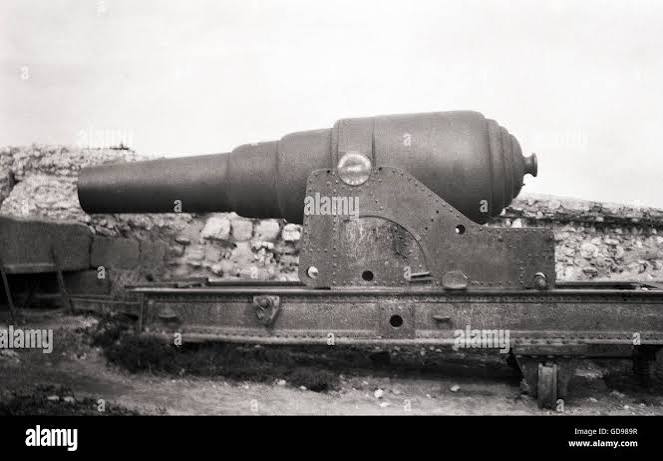 Coastal Battery 100 ton gun. 1877 onwards. Made by Elswick Ordnance company. Armstrong Whitworth. Large naval gun. Malta Gibralt Stock Photo - Alamy
